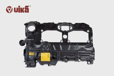 What are common symptoms of oil leakage of a valve chamber cover?